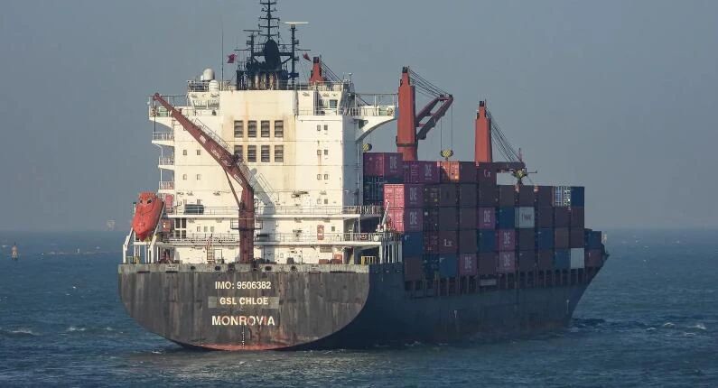 突发！一艘集装箱船在宁波港突发火灾！多家船司共舱！船期延误！挂靠多个国内港口...